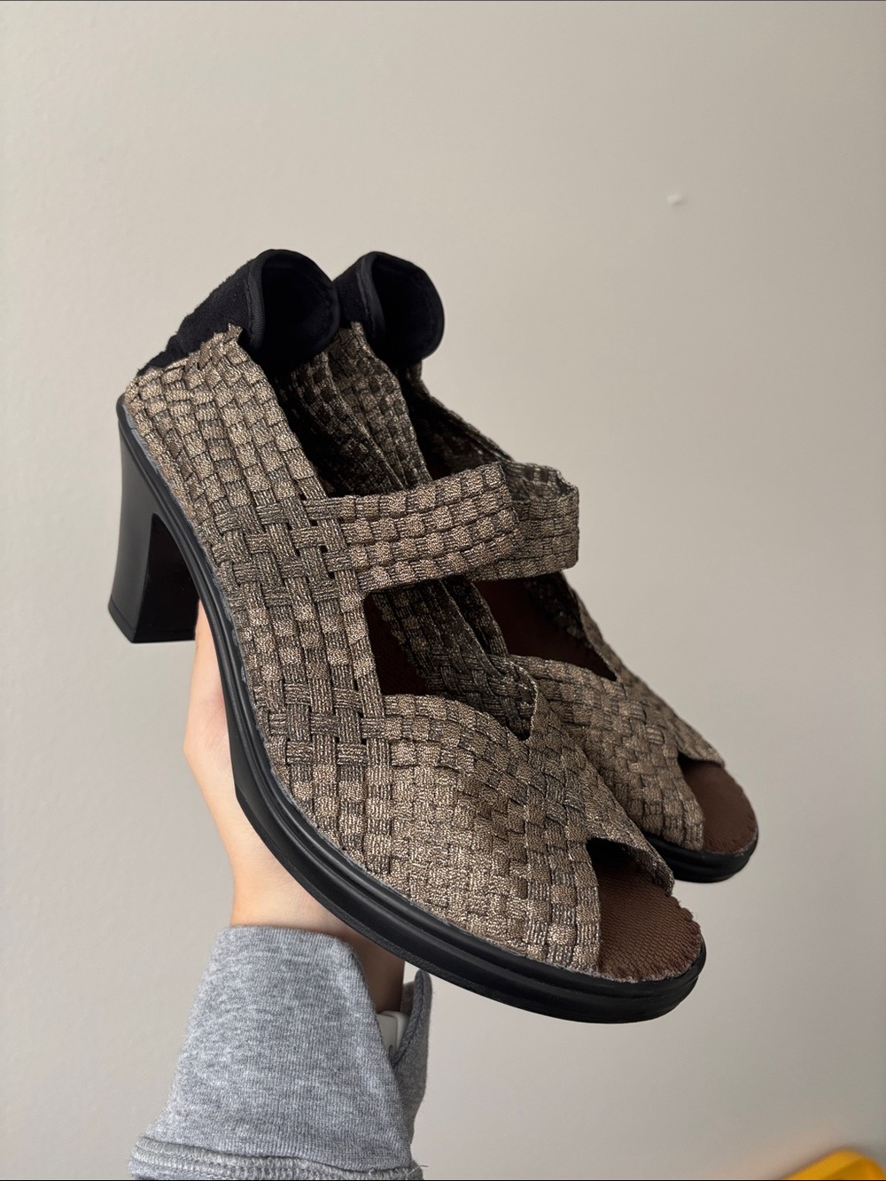 Bernie Mev woven Bonnie pumps heels bronze metallic finish peep-toe EUC SZ 40 EU